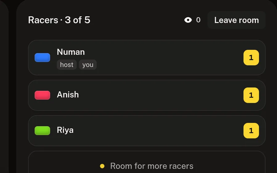 A friend room: a car in the garage, three racers joined and invite links for racers and spectators